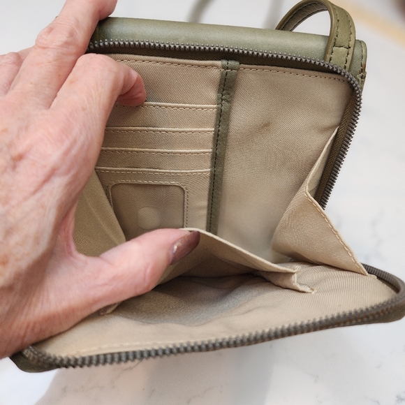 AMERICAN LEATHER CO Compact Leather Crossbody Bag in Sage. EUC - Picture 10 of 14